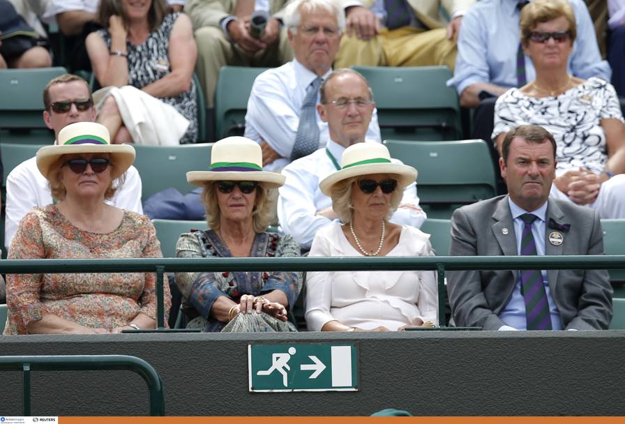 Duchessa di Cornovaglia Camilla Parker Bowles con cappellino e occhiali scuri (Action Images)